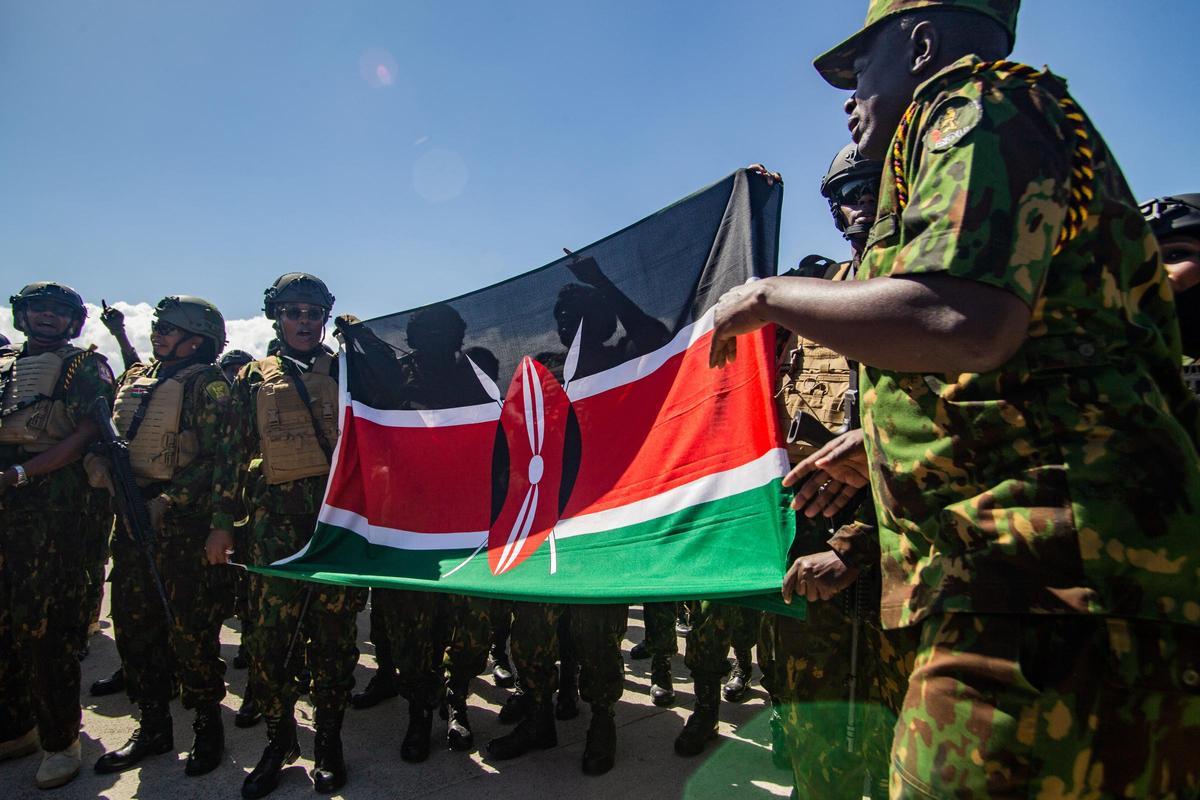 Integrantes de un nuevo contingente de policías de Kenia respaldado por la ONU.