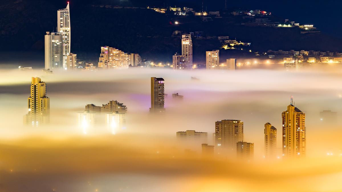 30/12/2021. La columna de niebla ha entrado desde el mar engullendo las playas y edificios de la primera línea de costa dejando imágenes singulares de la ciudad de Benidorm