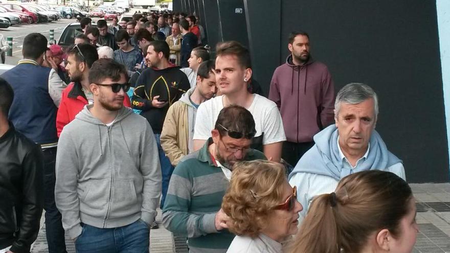 Colas a primera hora de esta tarde en Balaídos. // J. Lores