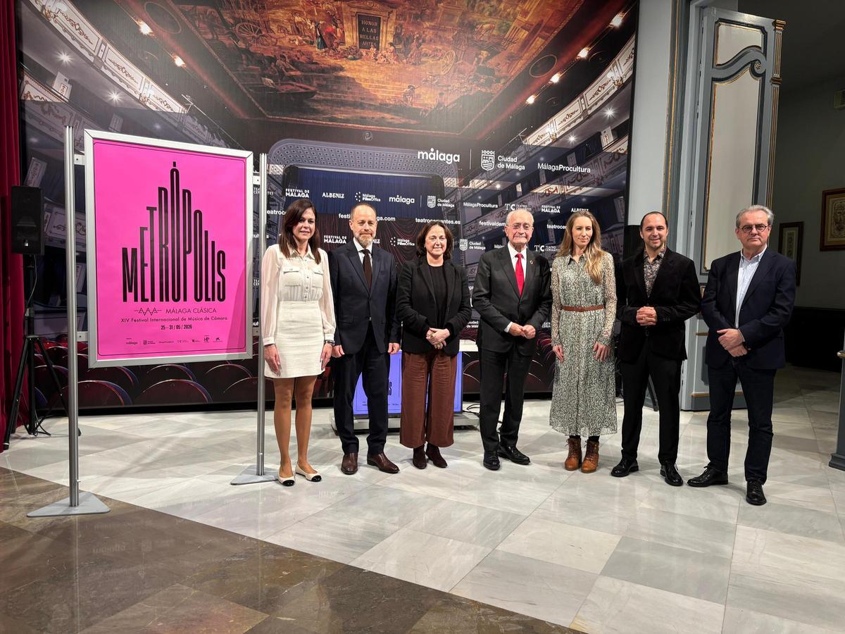 Carmen González, directora comercial de CaixaBank en Málaga, Juan Carlos Barroso, responsable territorial en Andalucía de Fundación ”la Caixa”, Mariana Pineda, concejala de Cultura, Francisco de la Torre, alcalde de Málaga, Anna Nilsen, violinista, Jesús Reina, violinista y Juan Antonio Vigar, gerente de Málaga Procultura en la presentación de el festival XIV Málaga Clásica.