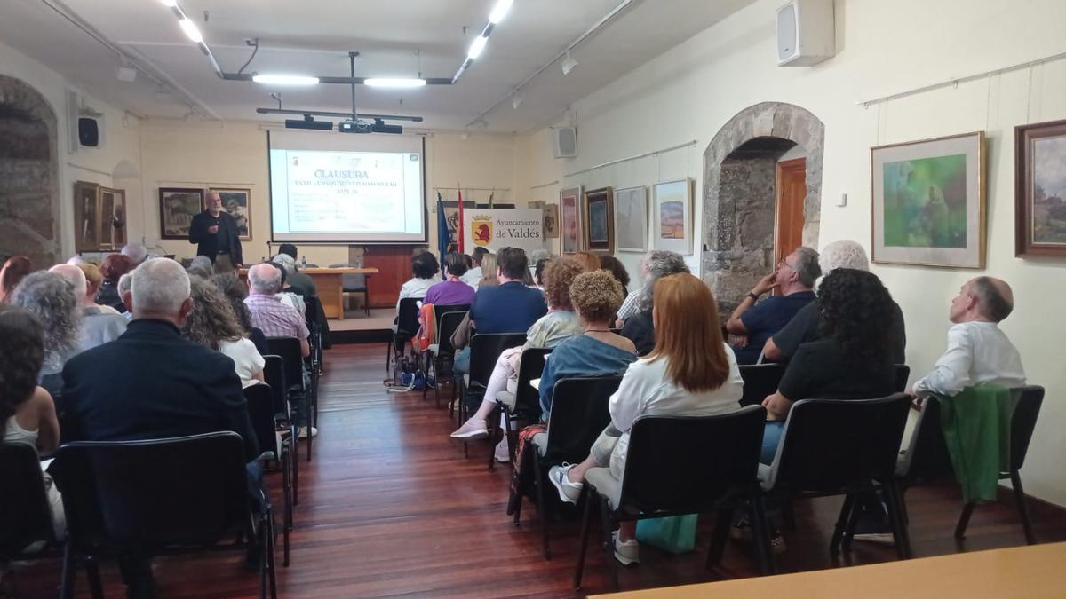 En imágenes: la entrega de diplomas de los XXXIV Cursos de Cultura Popular de Luarca