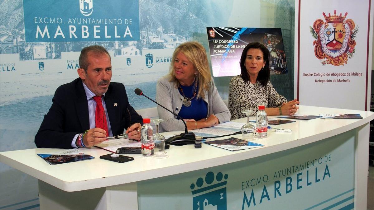 El decano del Colegio de Abogados y la alcaldesa, en una foto de archivo.