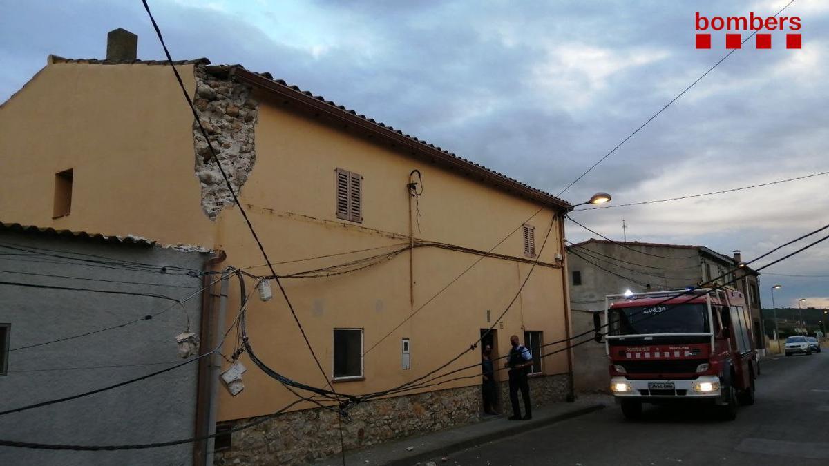 Un camió d&#039;escombraries malmet una casa Viladamat