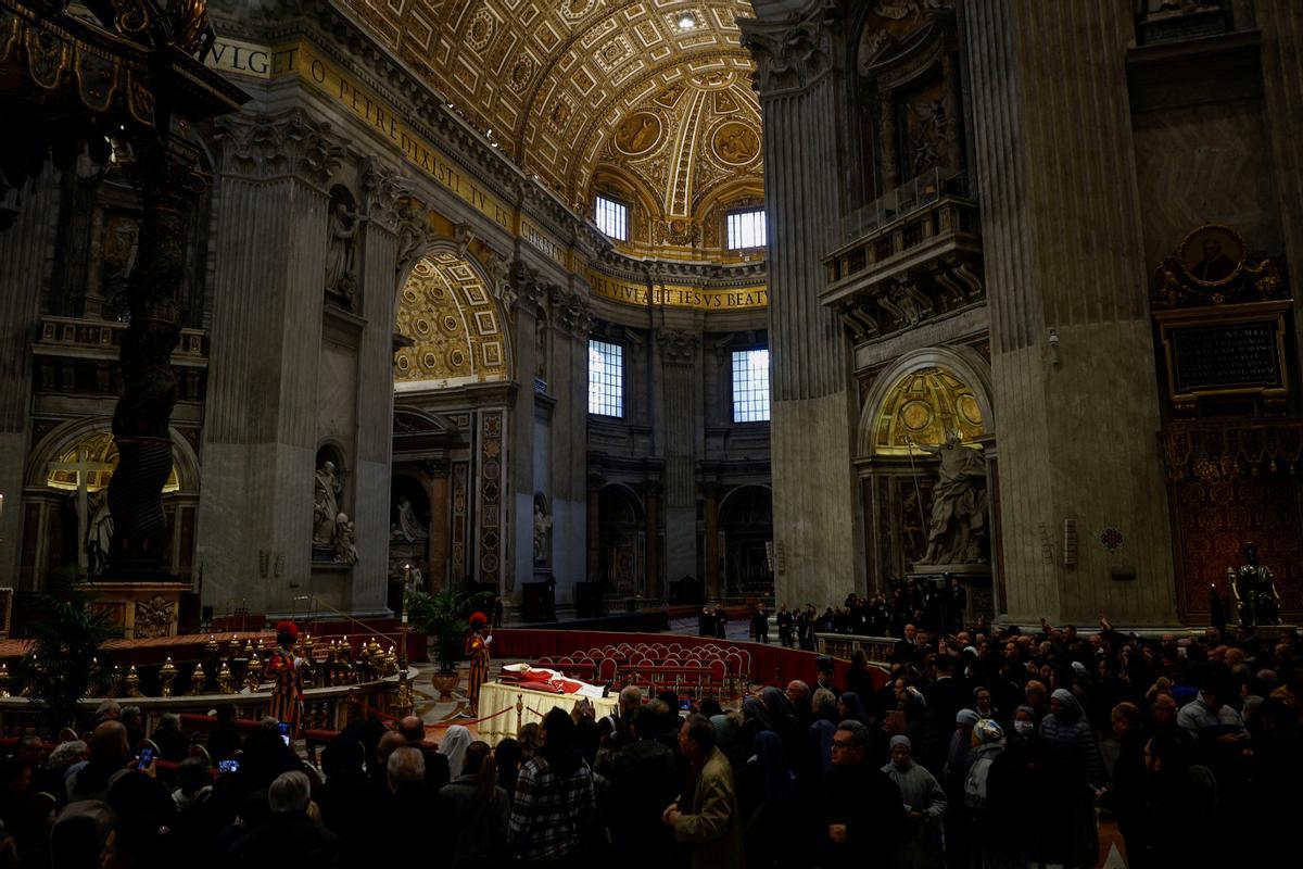 Fieles rinden homenaje al ex Papa Benedicto en la Basílica de San Pedro en el Vaticano.