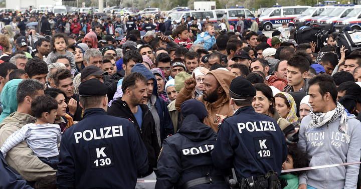 AUSTRIA ENV?A EL EJ?RCITO A SU FRONTERA PARA AYUDAR LOS CONTROLES POLICIALES