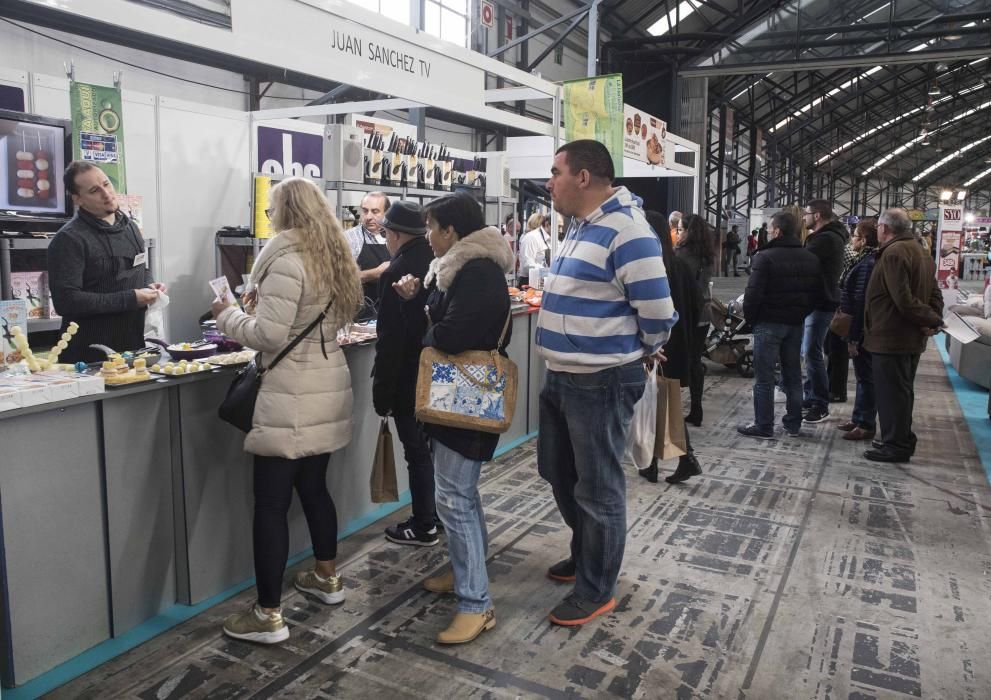 Cientos de visitantes descubren las novedades en el sector de los electrodomésticos, los muebles y la decoración en la primera Feria Hogar Factory de Vigo.