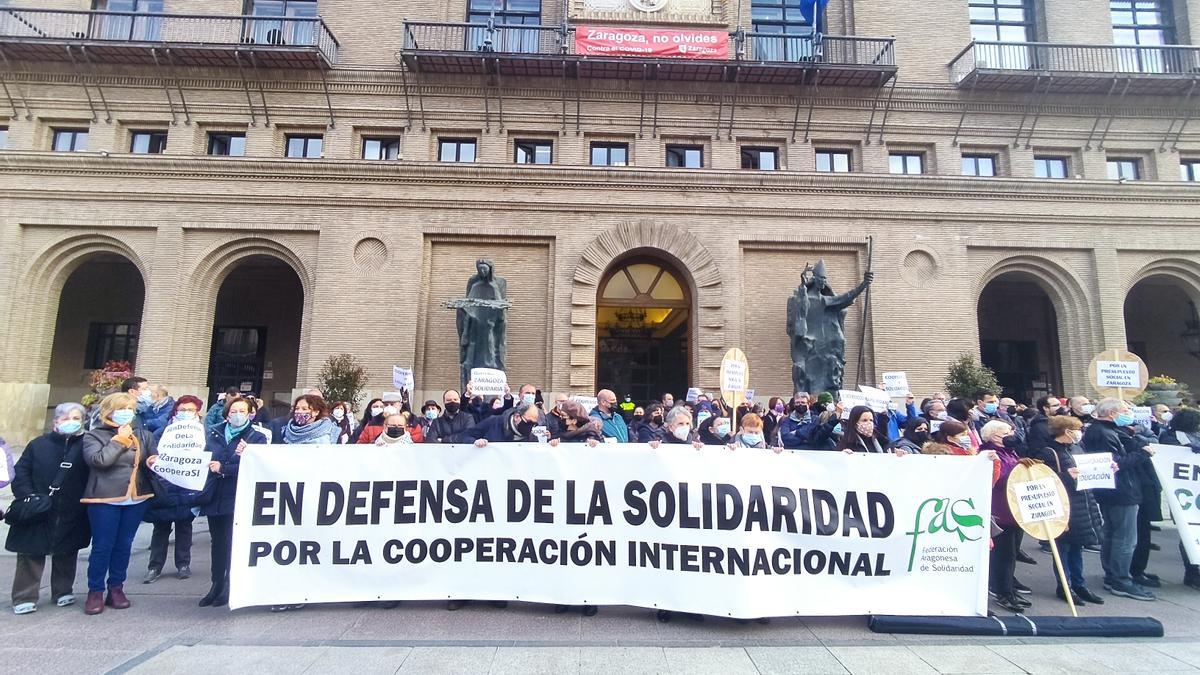 Protesta por los recortes del Ayuntamiento de Zaragoza en materia de cooperación internacional, celebrada por la FAS en febrero del año pasado.