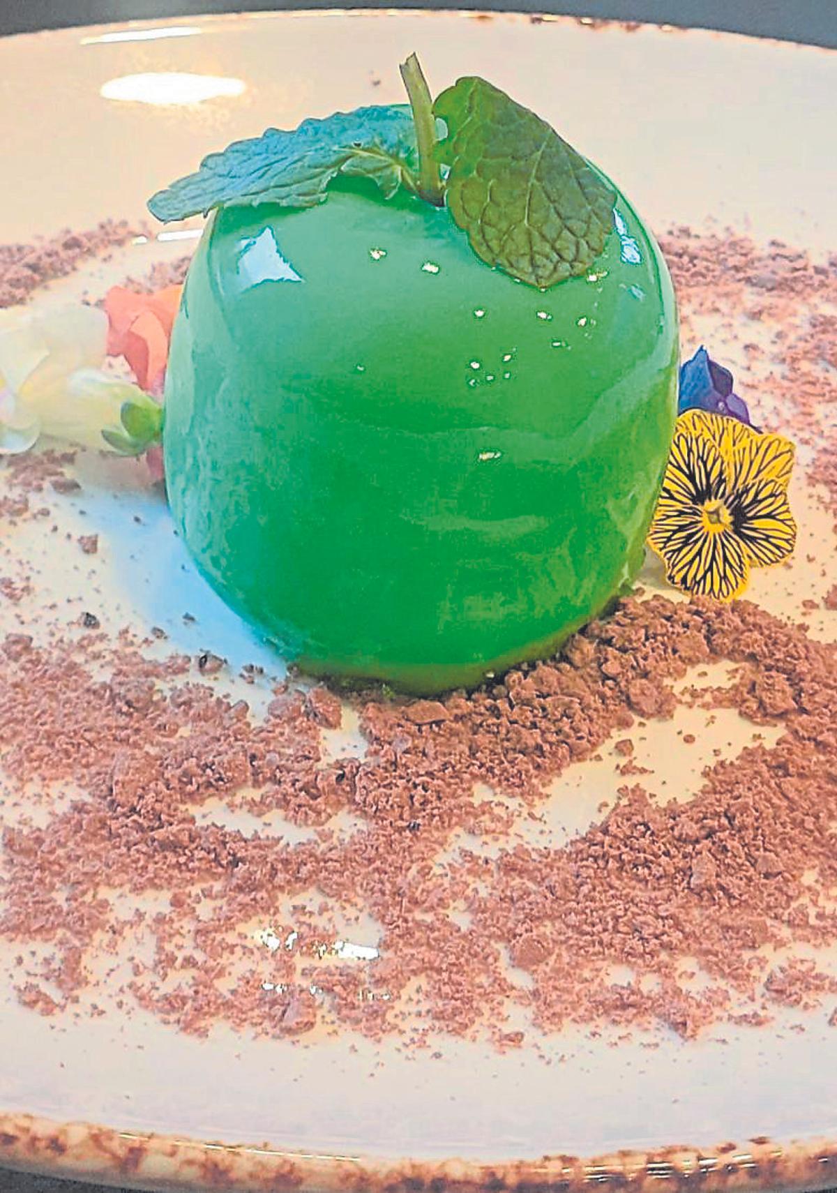 Una manzana verde con un  corazón de sidra