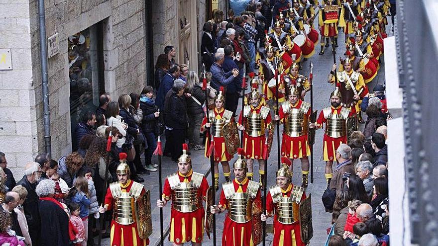 Els Manaies anant a entregar el penó, Dimecres Sant de 2019.