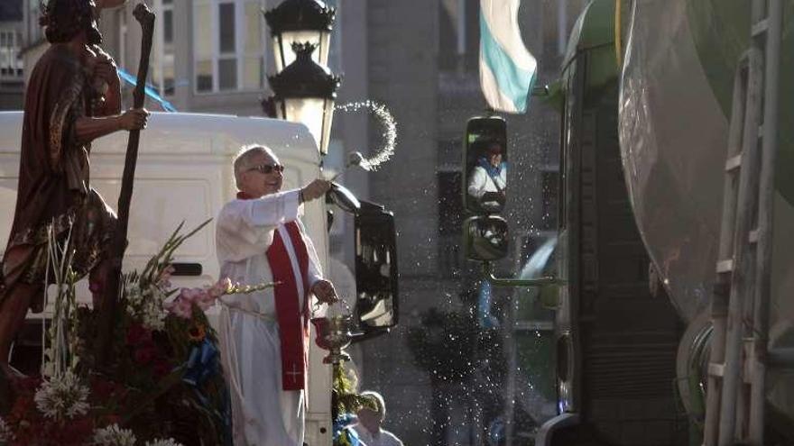 Bendición de la procesión de San Cristóbal en 2014. // Bernabé / Luismy