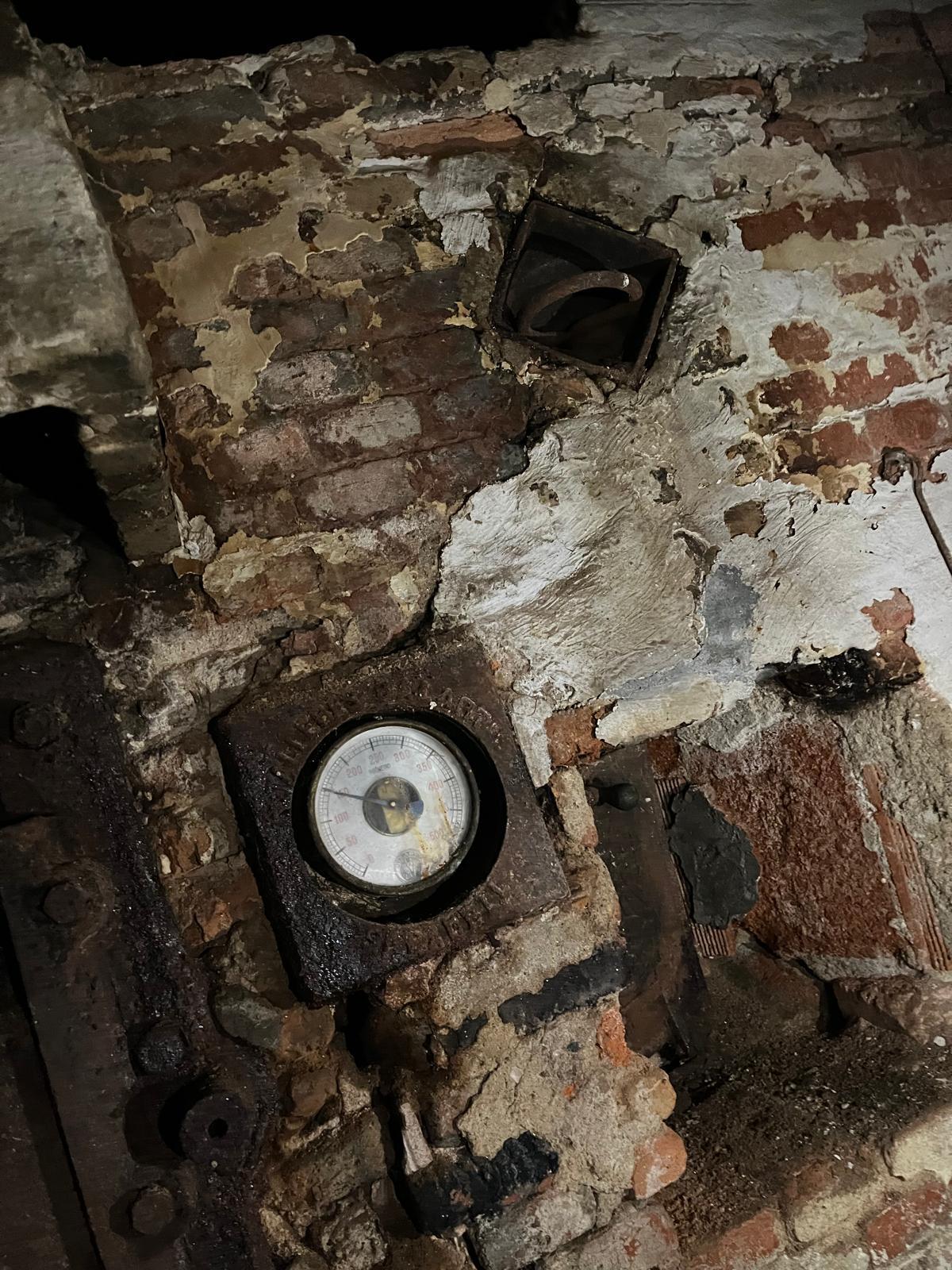 Detalle del pirómetro del viejo horno.