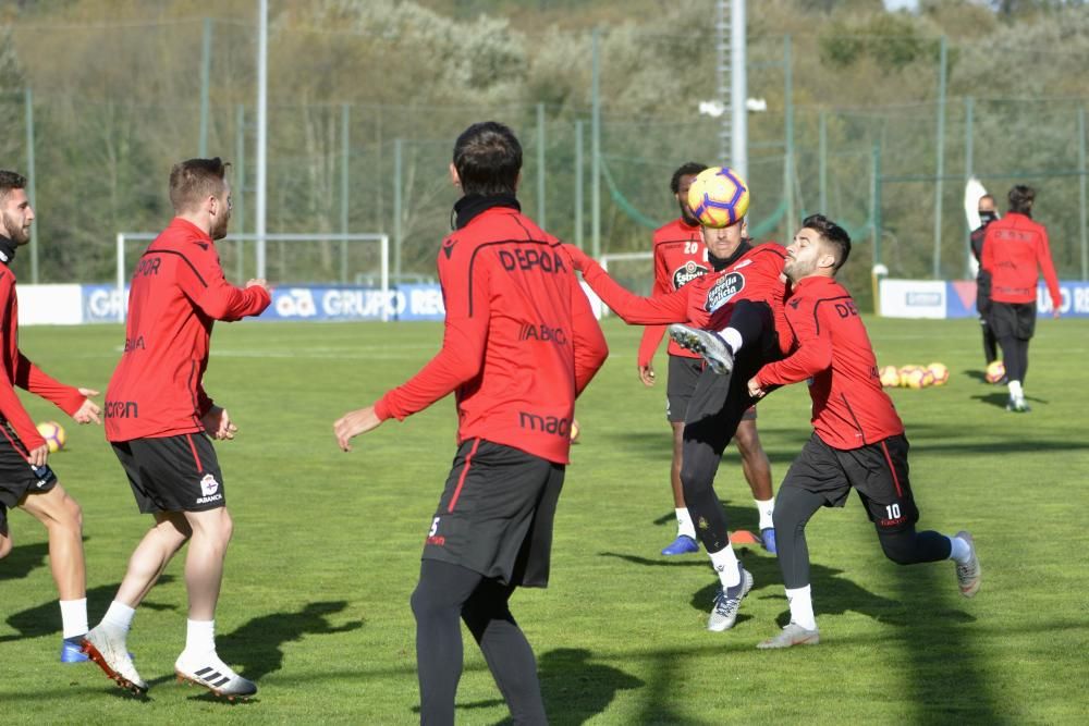 El técnico dispuso un entrenamiento táctico con diversas instrucciones para sus jugadores, quienes ensayaron acciones a balón parado.