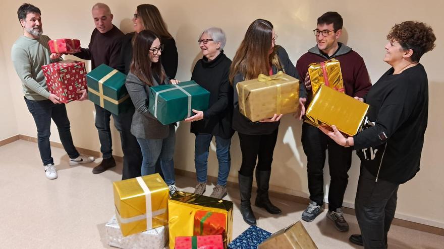 Responsables de la Calvalcada de Reis de Manresa 2026 es donen regals en una divertida imatge captada aquest dimecres en la presentació. A la foto, Coll, Llort, Castellana, Infante, Baró, Sala, Piqué i Torrecillas