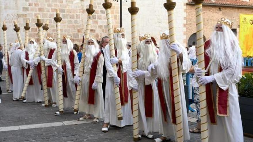 Tres imágenes de la procesión del Corpus Christi que recorrió el domingo por la tarde las calles del centro de Gandia. A la derecha, la «Moma» protagonista de este acto religioso.