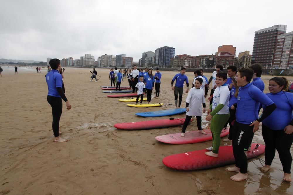 Jornada de surf solidario en Gijón