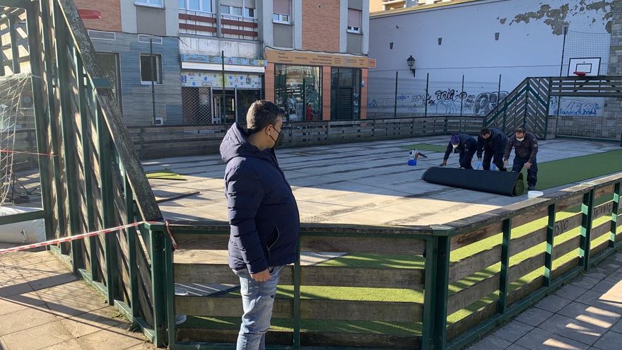 La Pola le cambia el suelo a los niños: se inician las mejoras en la pista infantil del parque Alfonso X