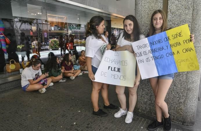 09/08/2017 LAS PALMAS DE GRAN CANARIA. Fans de duo musical GEMELIERS esperando para la firma de autógrafos en Mesa y López. FOTO: J.PÉREZ CURBELO