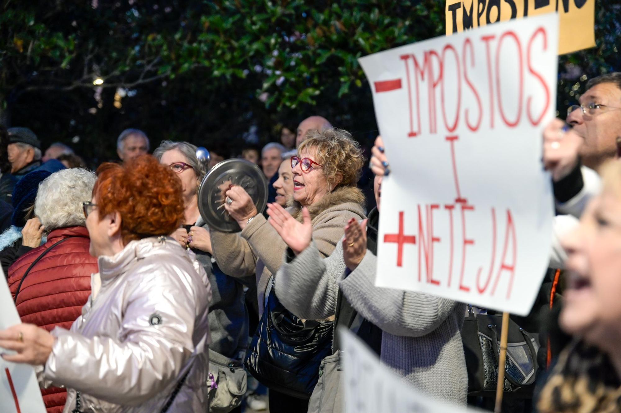 Un centenar de persones protesten a Sant Fruitós de Bages per la pujada d'impostos