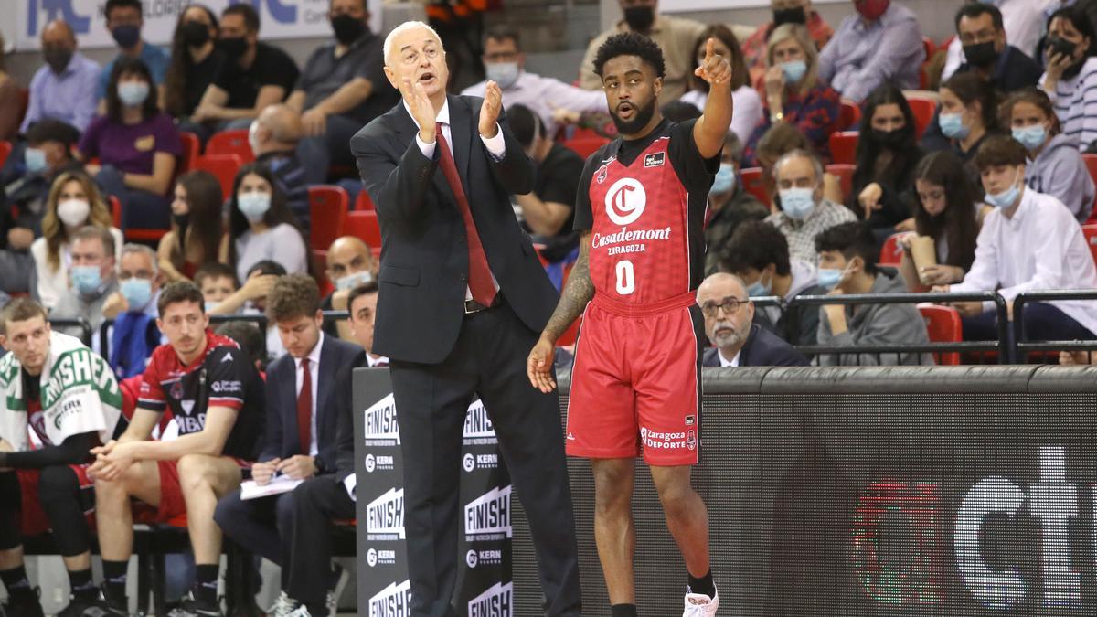 Sakota da instrucciones junto a Bone.