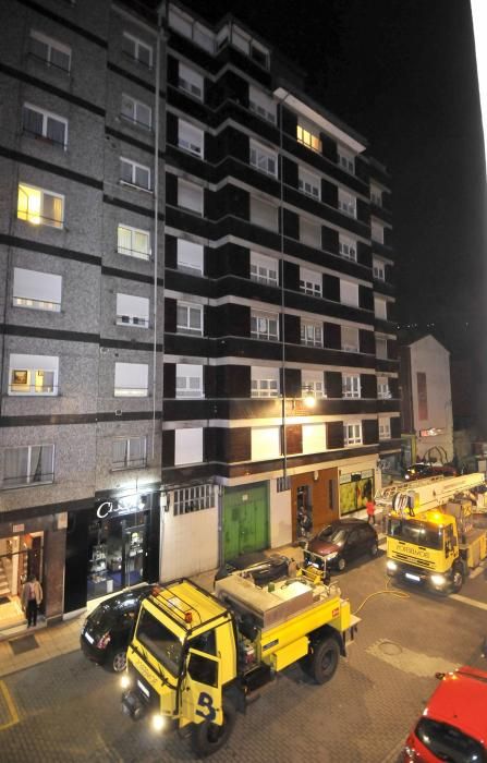 Una explosión obliga a desalojar un edificio del centro de Sama.