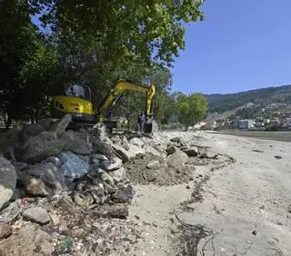 Comienza la regeneración de la playa de Samertolaméu con 2.000 kilos de arena