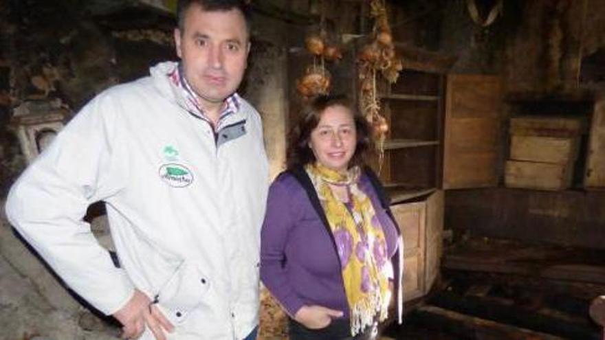 José Manuel Menéndez y Mari Luz Menéndez en la cocina afectada por el fuego.