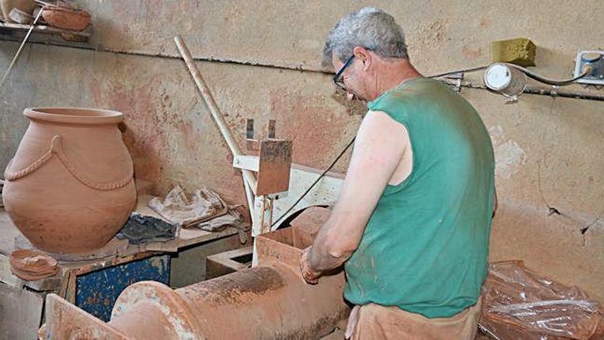 Un operari treballant en una peça en un taller de la Bisbal d&#039;Empordà.