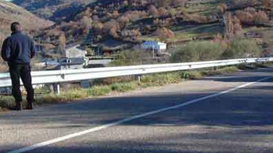 Una persona observa el paisaje desde la carretera en Pías.