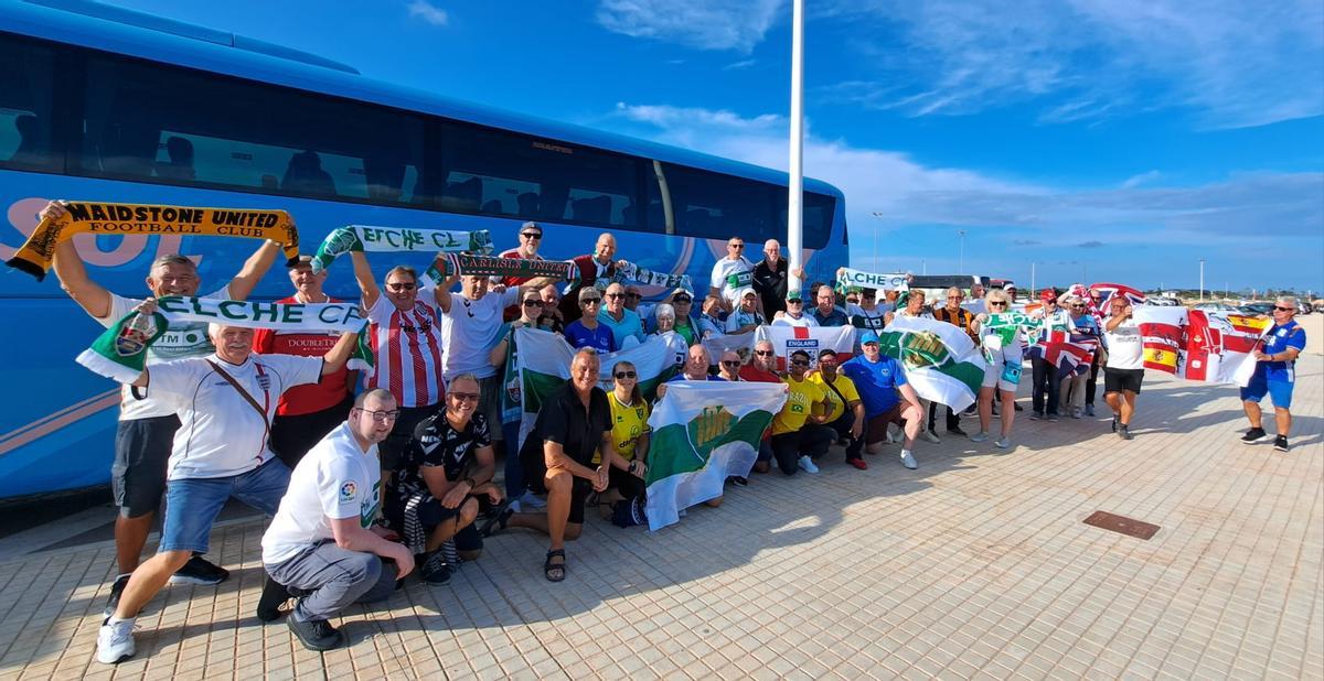 Aficionados extranjeros del Elche CF viajando con la agencia Euro Tour Guide