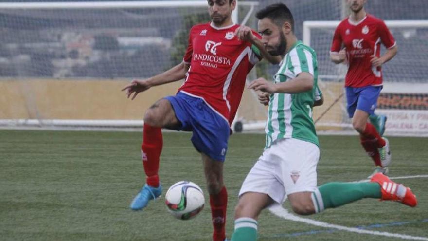 Una acción del encuentro de ayer entre el Domaio y el Lalín en el campo de A Granxa. // S.Álvarez