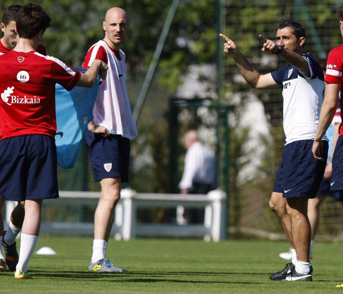 El entrenador del Athletic de Bilbao, Ernesto Valverde, (d) da istrucciones ante el jugador Toquero durante un entrenamiento realizado en 2014.