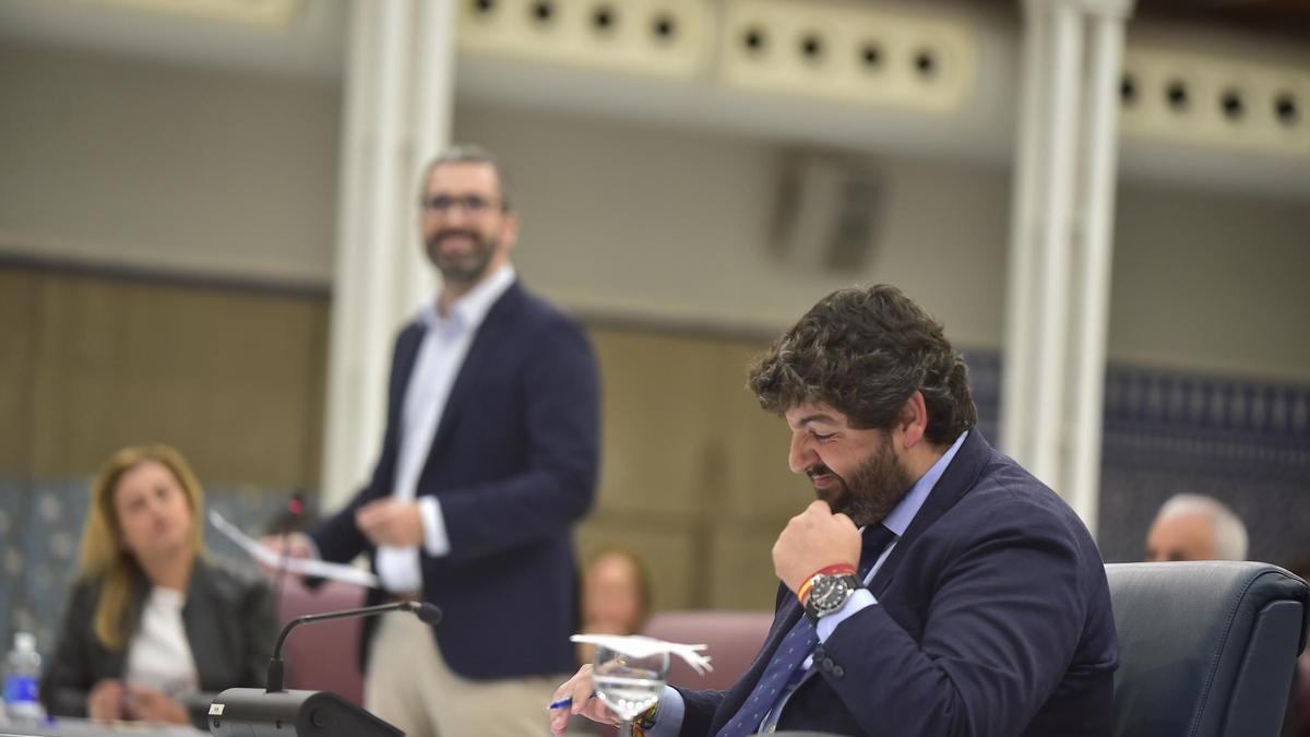 Francisco Lucas, durante una sesión de control al presidente López Miras (sentado) en 2022.