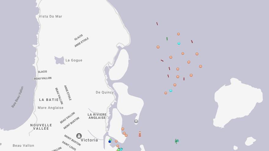 Imagen satelital de los barcos fondeados frente a Victoria. // Marine Traffic