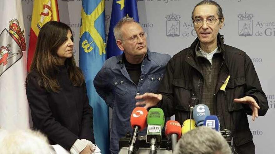 Ana Cancelas, Ángel de la Calle y José Luis Paraja, en una intervención en el Ayuntamiento para explicar la situación económica de la &quot;Semana negra&quot;.