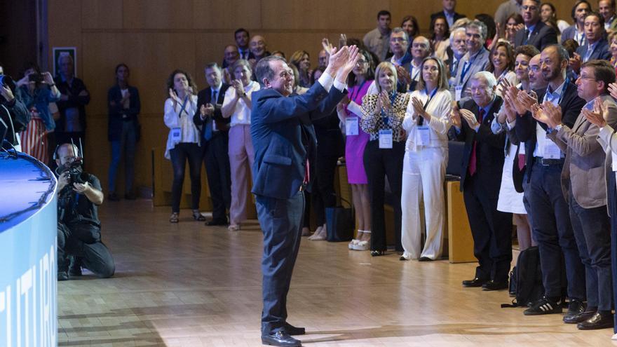 Caballero, ovacionado tras su salida de la FEMP: “Fuimos la esperanza de lo cercano”