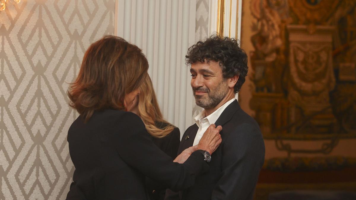 El cineasta Rodrigo Sorogoyen durante el acto en el que le ha sido impuesta, por parte de la embajadora francesa, Kareen Rispal (i), la condecoración de las Artes y las Letras en grado de Caballero.