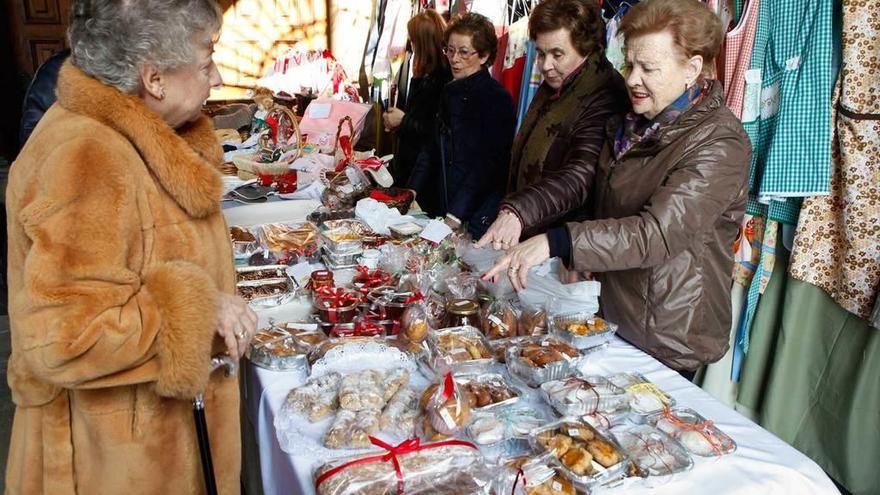 Uno de los puestos del mercadillo solidario de la iglesia de San José.