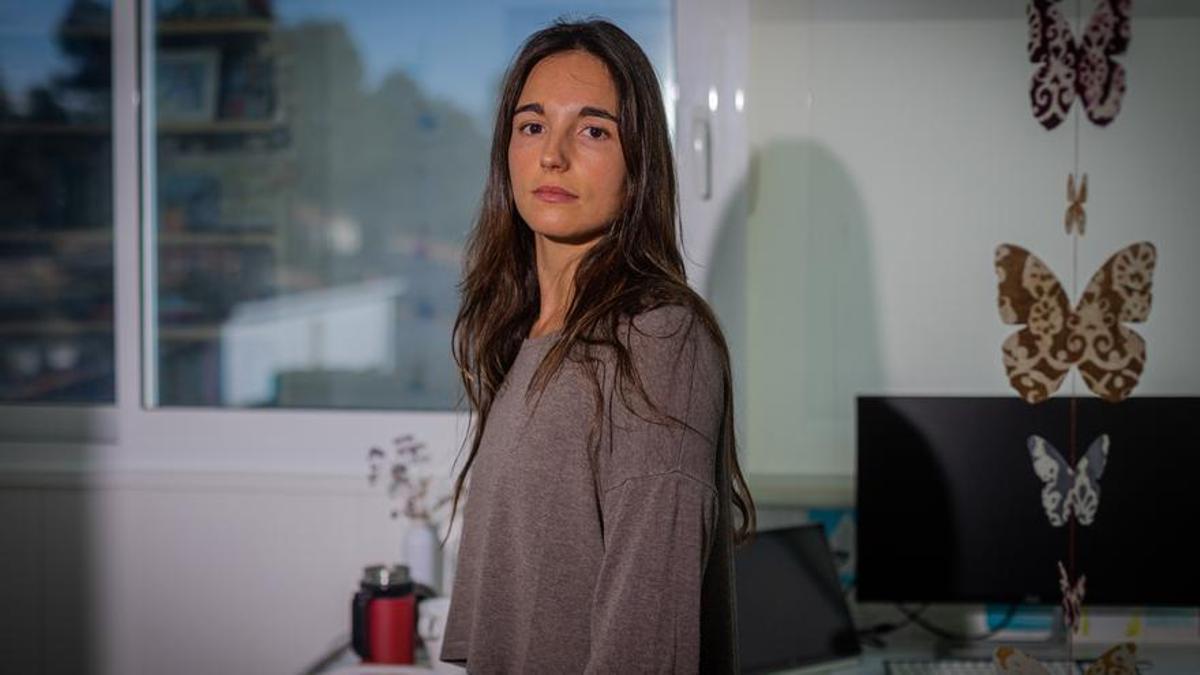 Alba Segarra, ambientóloga de 26 años, en la casa de su padre en Corbera de Llobregat (Baix Llobregat), este viernes.
