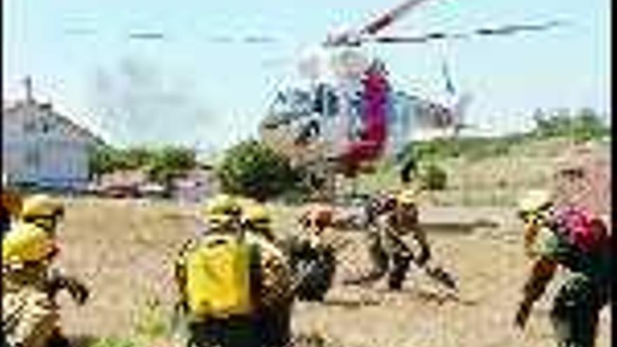 Un helicóptero en tareas de extinción de un incendio. / xoán álvarez