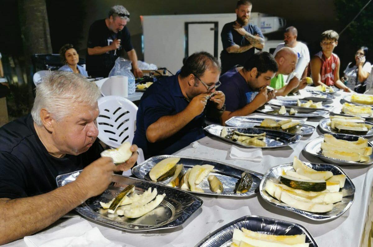 El ganador, en el centro, en pleno concurso de 'menjar meló'.