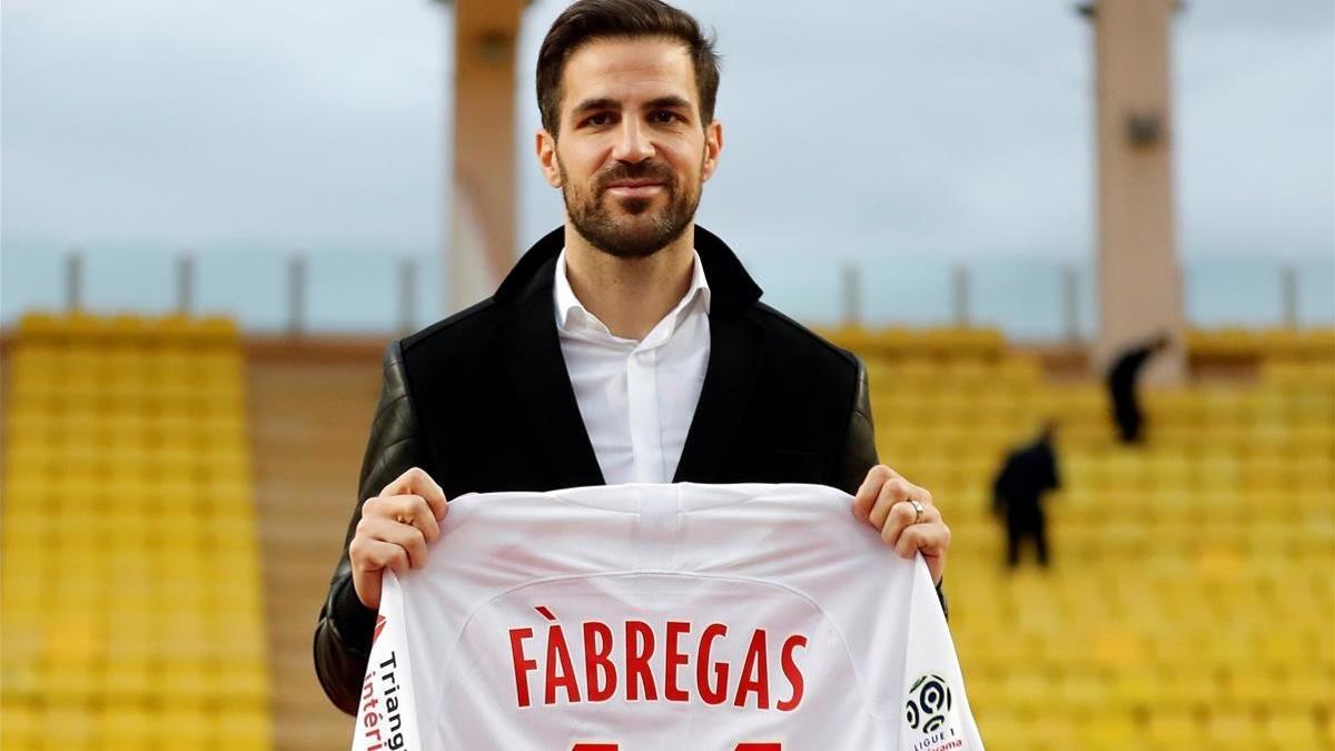 Cesc Fàbregas posa con la camiseta del Mónaco.