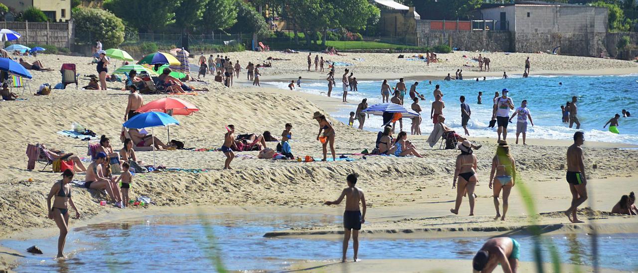 Bañistas hace unos días en la playa de Agrelo, en Bueu, que a principios de mayo sufrió un episodio de contaminación microbiológica.