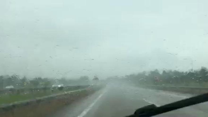 Una tromba de agua provoca cuatro aparatosos accidentes en la autopista &quot;Y&quot;