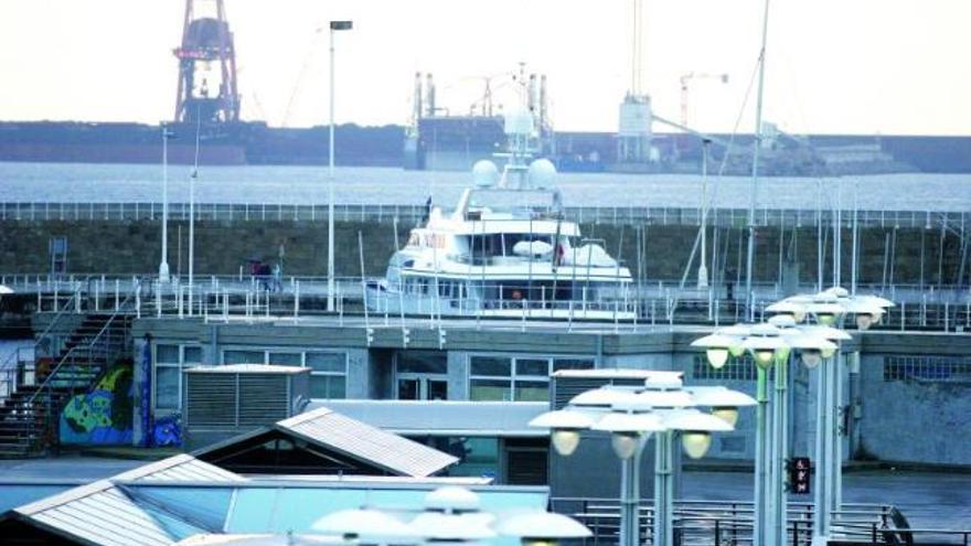 El yate «Nufer», a su llegada a Gijón, en el puerto deportivo.