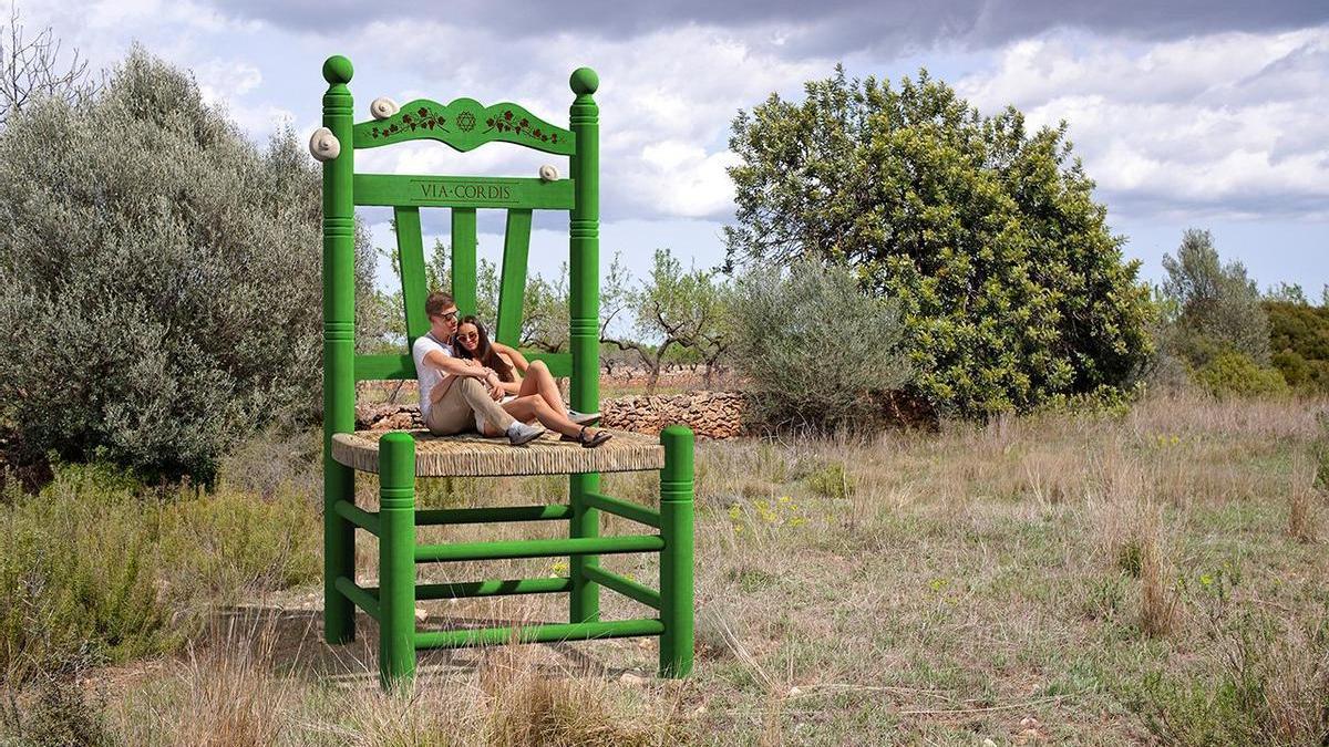 Recreatie van hoe de gigantische stoelen eruit zullen zien die zullen worden geplaatst in de zeven dorpen van de Plana de l'Arc.