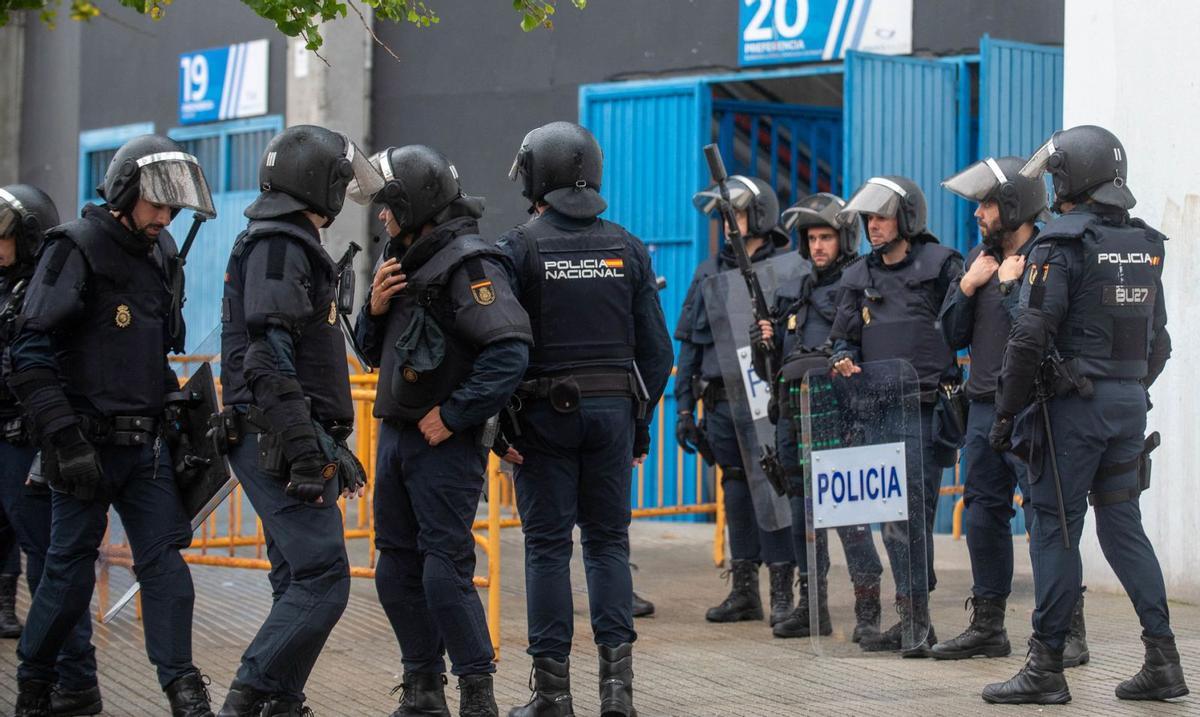 Policías nacionales en un acceso a Riazor, parte del dispositivo del día del partido Deportivo-Málaga. |  Casteleiro/Roller Agencia