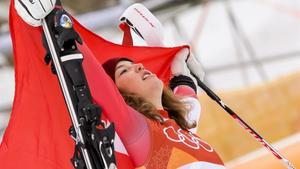 Michelle Gisin celebra su éxito en los Juegos de Pyeongchang.