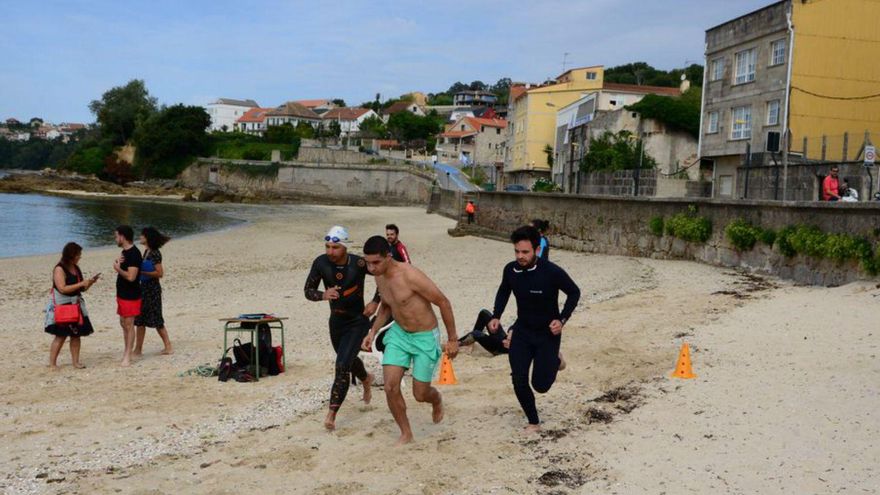 Pruebas de socorristas de un año anterior en Moaña. | G.N.
