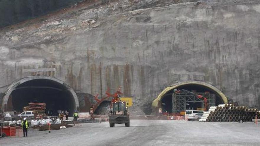 Trabajos de construcción de la hiperronda bajo la sierra de Churriana, donde se está excavando un túnel de más de un kilómetro de longitud.