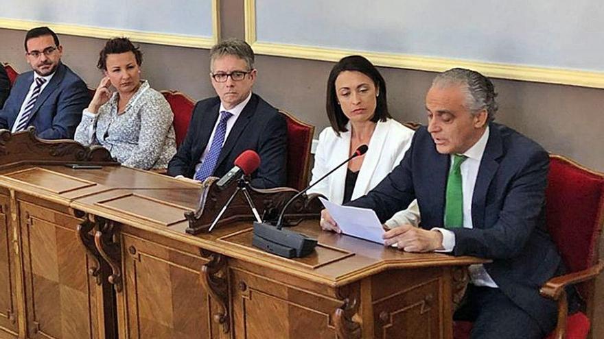 Ediles del PP, junto a una excompañera que dejó el partido, durante un Pleno en el Ayuntamiento.